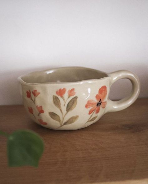 Clay Mugs Diy, Clay Coffee Cup, Itsekovettuva Savi, Cup Aesthetic, Ceramic Cafe, Clay Mug, Clay Cup, Pottery Painting Designs, Keramik Design