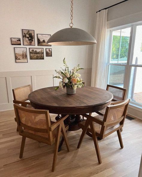 Cabinet Organization Ideas, Kitchen Organization Hacks, Circle Dining Table, Kitchen Cabinet Organization Ideas, Round Dining Room Table, Round Dining Room, Style Deco, Kitchen Cabinet Organization, Home Decor Living Room