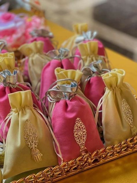 Indian Wedding Gifting Ideas, Nikah Bid Packing Ideas, Indian Wedding Gift Packing Ideas, Tamboolam Ideas, Nikkah Boxes Ideas, Potli Bag Pattern, Crochet Potli Bag, Wedding Gift Hampers, Wedding Platters