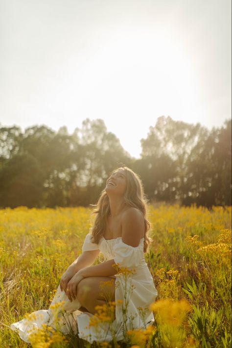 Boho Senior Photos, Chair Pictures Photo Shoot, Individual Photoshoot Ideas, Boho Senior Pictures, Pretty Senior Pictures, Senior Casuals, Individual Poses, Senior Pictures Dresses, Spring Senior Pictures