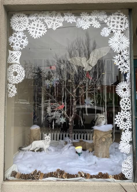 Recycled Window Display, Winter Window Display Ideas, Winter Retail Window Display, White Window Display, Christmas Window Display Retail, Easter Window Display, Winter Window Display, Shop Window Ideas, Spring Window Display