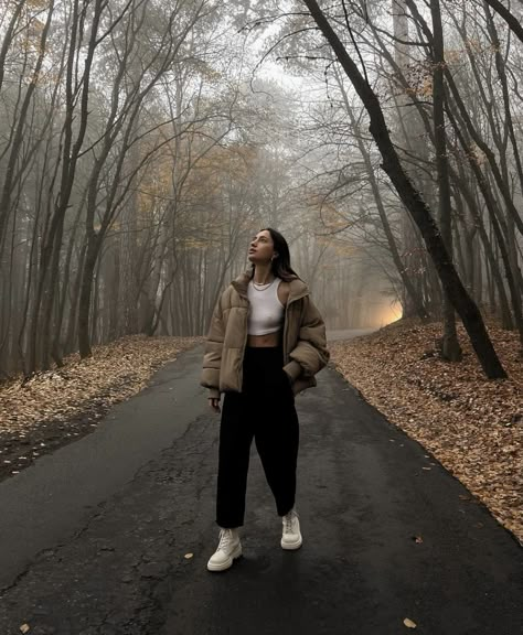 Cozy Aesthetic Coffee, Autumn Photography Portrait, Autumn Aesthetic Cozy, Jungle Photography, Autumn Instagram, Aesthetic Cozy, Outdoor Photoshoot, Pic Pose, Model Poses Photography