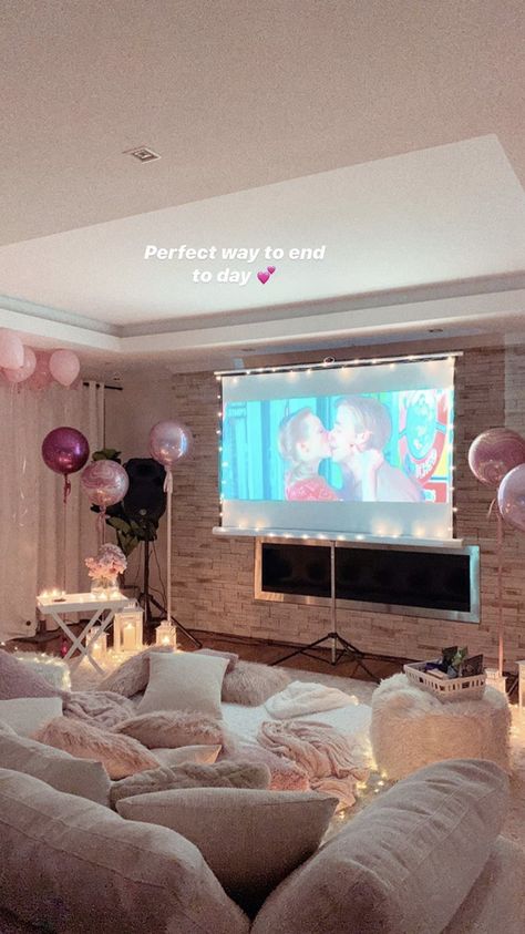 19th Birthday Party Ideas, Movie Night Birthday Party Ideas, Sweet 16 Sleepover, 19th Birthday Party, Birthday Party Adult, Birthday Movie Night, 12th Birthday Party Ideas, Teen Girl Birthday Party, 17. Geburtstag