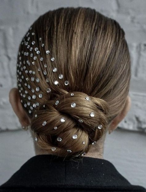 15 Festive Christmas Hairstyle Ideas for Medium-Length Hair in 2023 - thepinkgoose.com Lyrical Dance Hair, Dance Competition Hair, Ponytail Hairstyle Ideas, Christmas Hairstyle, Ballet Hairstyles, Competition Hair, Dance Comp, Ballroom Hair, Performance Hairstyles