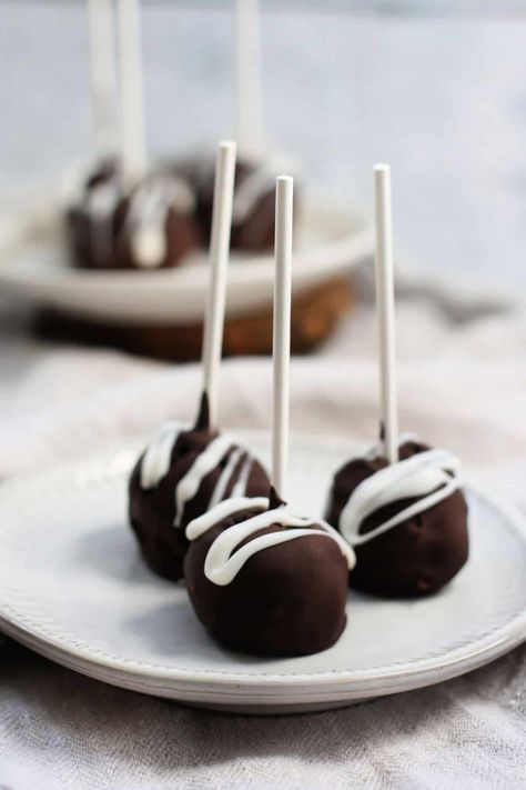 Gluten free dairy free cake pops are a fun dessert for a party or any special occasion! Dairy Free Cake Balls, Gluten Free Dairy Free Cake Pops, Dairy Free Birthday Treats, Dairy Free Cake Pops, Cake Pops Recipe From Scratch, Gf Df Dessert, Cake Pop Icing, Aip Cake, Df Dessert