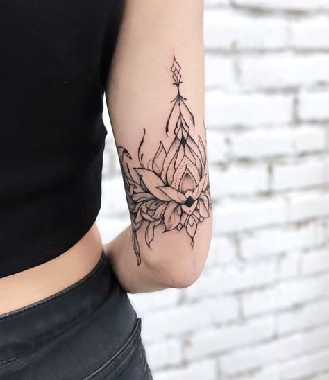 Back Tattoo Women Upper, Above Elbow Tattoo, Lotusblume Tattoo, Tricep Tattoos, Boho Tattoos, Elbow Tattoos, Upper Arm Tattoos, Inspiration Tattoos, Wolf Tattoo Design