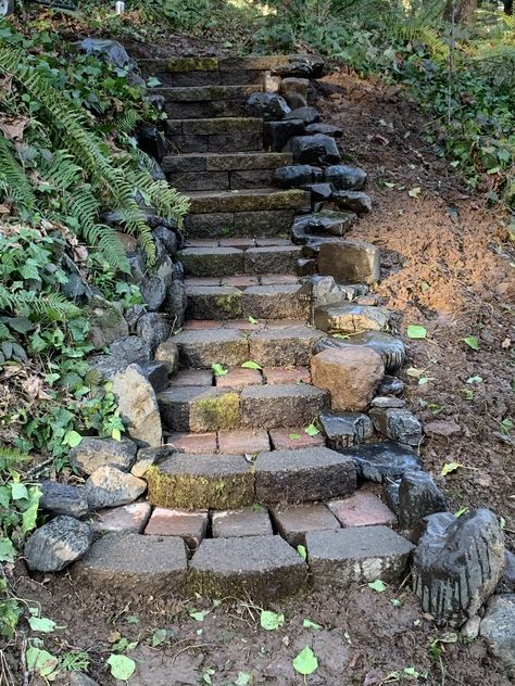 Outdoor Rock Stairs Ideas, Natural Stairs Outdoor, Porch Garden Ideas, Hillside Steps, Porch Gardens, Porch Gardening, Lights Porch, Planning Garden, Pathway Garden