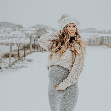 Snow Maternity Photos, Winter Pregnancy Photoshoot, Winter Maternity Pictures, Winter Maternity Shoot, Maternity Shoot Outfit, Maternity Picture Outfits, Winter Maternity Photos, Maternity Photography Poses Outdoors, Winter Maternity Outfits