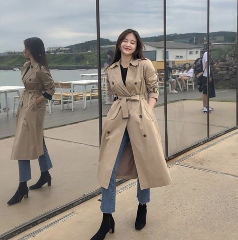 Long Coat Outfit Korean Style, Kdrama Trench Coat Outfit, Korean Fashion Long Coat, Trench Coat Birthday Outfit, Korean Outfits For Winter, Korean Trench Coat Outfit, Black Trench Coat Outfit Casual, Tracking Outfit, Overcoat Outfit Women