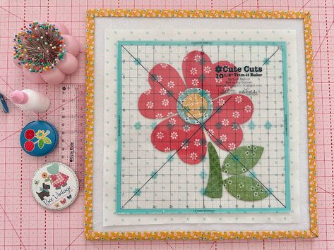 Bee In My Bonnet: Bee Vintage Sew Along - Week Three - Vintage Flower Block!! Quilt Bee Blocks Free Pattern, Beehive Quilt Block, Happiness Blooms Quilt, Lori Holt Bee In My Bonnet Free Pattern, Bee Fabric Quilts, Bee Vintage, Vintage Samplers, Vintage Umbrella, Vintage Apple