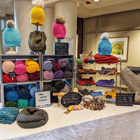 Market Displays Booth Ideas, Crochet Booth, Craft Stall Display, Craft Market Ideas, Sell Crochet, Yarn Display, Market Stall Display, Crochet Craft Fair, Scarf Display