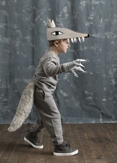 Mer Mag - cardboard wolf costume Creative Kids Halloween Costume, Animal Costumes Diy, Wolf Costume Kids, Diy Karneval, Animal Costumes For Kids, Cat Mad, Diy Carnival, Maleficent Costume, Wolf Costume