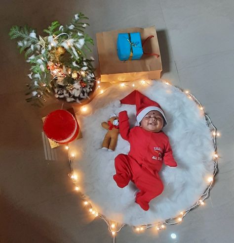 Christmas Photo Shoot For Baby, Newborn Baby Christmas Photography, Christmas Baby Shoot Ideas, Cradle Photoshoot, Christmas Photoshoot Baby Boy, Diwali Theme Photoshoot For Baby, Christmas Photoshoot Ideas For Kids, Baby Photoshoot Ideas Monthly, Christmas Theme Baby Photoshoot