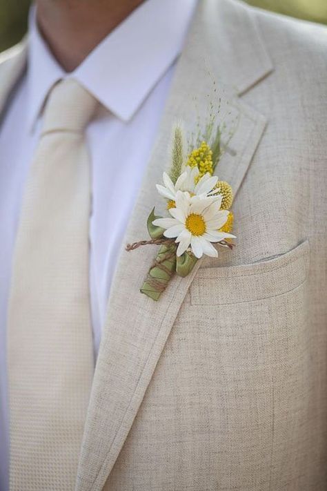 Daisy Wedding Hair Piece, Spring Wedding Florals Simple, Daisy Corsage And Boutonniere, Daisy Eucalyptus Bouquet, Daisy Wedding Theme Rustic, Daisy Themed Wedding Ideas, Daisy Wedding Bouquet Rustic, Diy Garden Wedding Decor, Wedding Daisy Theme