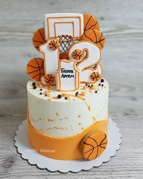 Birthday Cake Basketball, Cake Basketball, Sports Birthday Cakes, Torte Blu, Basketball Birthday Cake, Basketball Theme Birthday, Cake 1st Birthday, Sports Themed Cakes, 12th Birthday Cake