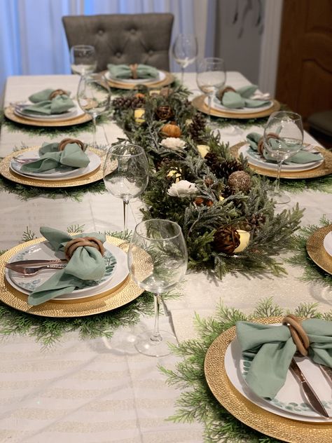 Gold And White Christmas Table, White And Gold Christmas Table, Christmas Dinner Table Settings, Gold Table Setting, Xmas Table Decorations, Xmas Table, Christmas Dining Table, Christmas Dinner Table, Christmas Table Centerpieces