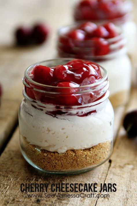 Cherry Cheesecake Jars, Mason Jar Desserts Recipes, Jar Cakes, Cheesecake Jars, Desserts In A Jar, Cake Jars, No Bake Cherry Cheesecake, Jar Desserts, Mason Jar Desserts