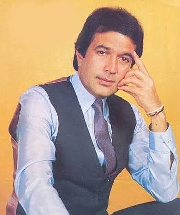 Bollywood superstars are not only revered and known for their amazing movies but also for the relationships they get involved during the course of their career. One such Bollywood actor was Rajesh Khanna. Often referred to as India’s ‘first superstar’ or ‘the original superstar’, Rajesh Khanna lived his life in the most wholesome way. Apart from his filmography, Rajesh was also known for his link-ups with many leading women of the Hindi film industry. Eventually, he married the famous Bollywood Rajesh Khanna Wallpaper, Bollywood Poster, Post Break Up, Twinkle Khanna, Old Film Posters, Rajesh Khanna, Film Icon, Bollywood Posters, Retro Bollywood