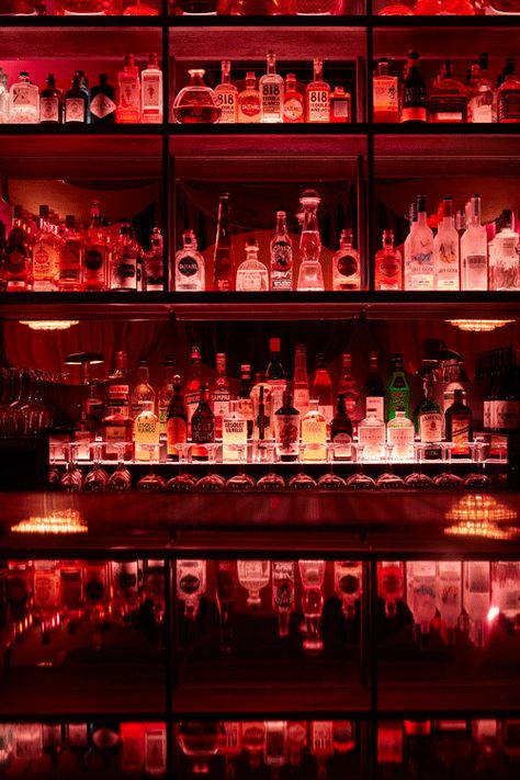 Bar Setting, Vintage Bar Interior, Bar Space Design, Chill Bar Design, Simple Bar Design, Bar Lighting Ideas, Red Bar Aesthetic, Bar Bottle Display, Bar Display