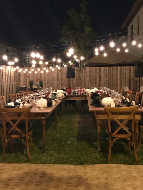 Outdoor Party With Rugs, Backyard Paella Party, Small Backyard Wedding Table Set Up, Small Backyard Dinner Party Ideas, How To Serve Food At A Party, Small Backyard Party Set Up Ideas Layout, Small Dinner Wedding Ideas, Backyard Wedding Dinner Ideas, Small Patio Wedding Ideas