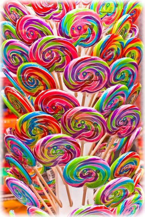 Candy land theme for a kids party...I want to do this! Loly Pop, Big Lollipops, Chocolate Factory Party, Grad Decor, Candy Aesthetic, Candy Pictures, Candy Land Party, Rainbow Lollipops, I Want Candy