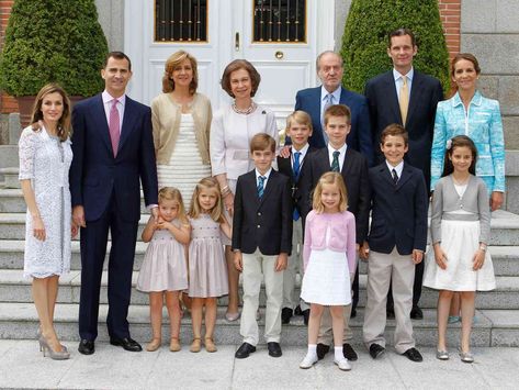 Meet Spain's Royal Family: Your Guide to the Spanish Monarchy's Family Tree Royal Family Portrait, Spanish Queen, Spanish Royalty, Spanish Royal Family, Extraordinary Women, Princess Sofia, European Royalty, Don Juan, Royal House