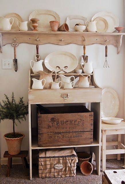 Shabby Chic Hakenleiste Muebles Shabby Chic, Antique Vintage Decor, Casa Vintage, Estilo Country, Deco Originale, White Dishes, Parade Of Homes, Wooden Crates, Farmhouse Chic