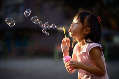 Physics - Physics of Blowing Bubbles Homemade Bubble Solution, Bubbles Photography, Bubble Drawing, Bubble Solution, Homemade Bubbles, Kids Bubbles, Pastel Sec, Blowing Bubbles, Soap Bubbles