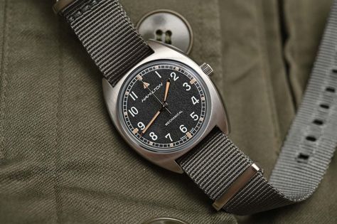 Hamilton Khaki Pilot, Vintage Military Watches, Seiko Samurai, Watch Photography, Hamilton Khaki, Monochrome Watches, Metallic Mesh, Field Watches, Retro Watches