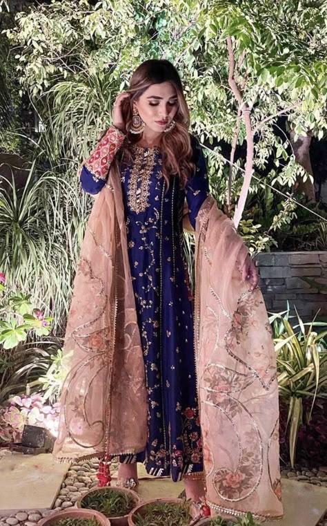 Dress Wishlist, Nimrat Khaira, Pakistani Beauty, Shadi Dresses, Embroidery Leaf, Zari Embroidery, Pakistani Fashion Party Wear, Linen Bottoms, Pakistani Dresses Casual