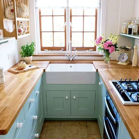 10 Small Kitchen Ideas That Prove Size Doesn't Always Matter Small Apartment Kitchen Decor, Small Kitchen Decoration, Tiny Kitchen Design, Desain Pantry, Small Apartment Kitchen, Kabinet Dapur, Small Kitchen Layouts, Outdoor Kitchen Appliances, Kitchen Decor Apartment