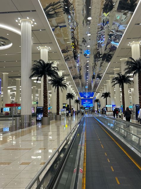 Dubai International Airport, Dubai Architecture, Airport Pictures, Dubai Vacation, Airport Aesthetic, Dubai Airport, Dubai Aesthetic, Airport Photos, Airport Travel