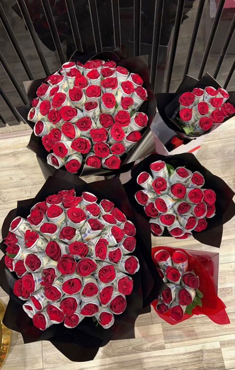 Ramo With Money, Money And Rose Bouquet, Big Birthday Bouquet, Big Valentines Gifts, Valentine’s Day Rose Bouquet, Roses Wrapped In Money, Roses Gift Bouquets, Gifting Money Ideas Birthday, Couples With Money