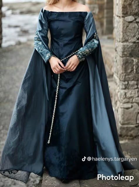 Queen Dress Royal Medieval, Queen Dress Royal, Game Of Thrones Dresses, Westeros Fashion, Gaun Abad Pertengahan, Medieval Dresses, Visenya Targaryen, Team Green, Old Fashion Dresses