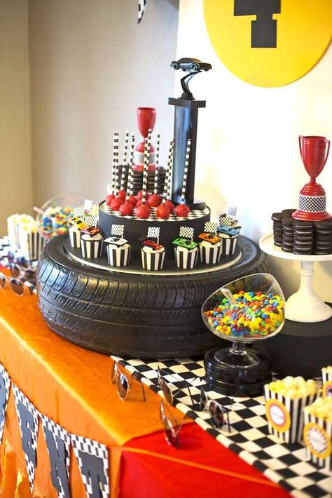 برق بنزين, Hotwheels Birthday Party, Birthday Party Table Decorations, Car Birthday Party, Hot Wheels Birthday, Hot Wheels Party, Cars Birthday Party Disney, Disney Cars Birthday, Car Themed Parties