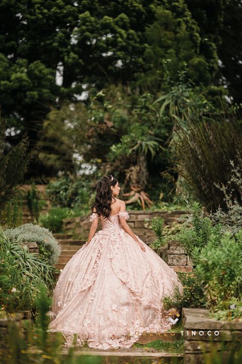 San Francisco City Hall & Botanical Garden Quinceanera - Jocelyn - Lorenzo Tinoco Photography Forest Quince Pictures, Forest Quince Photoshoot, Enchanted Forest Theme Quinceanera Photoshoot, Quiencenara Photoshoot, Quinceanera Inspo Pics, Quince Photoshoot Ideas Garden, Outdoor Quince Photoshoot, Quinceanera Portraits Photo Ideas, Enchanted Photoshoot Ideas