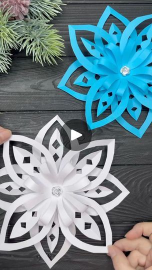 Easy Paper Snowflakes, Diy Snowflake Decorations, Snowflakes Paper, Paper Snowflakes Diy, Paper Christmas Ornaments, Paper Christmas Decorations, Studio Diy, Christmas Arts And Crafts, Paper Craft Tutorials