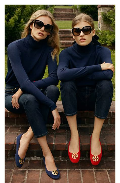 Navy turtleneck, ankle jeans, red flats, large ribbon around ponytail. Flats Outfit, Mode Casual, Money Aesthetic, Outfit Trends, Mode Inspo, Old Money Aesthetic, Looks Chic, 가을 패션, Mode Inspiration