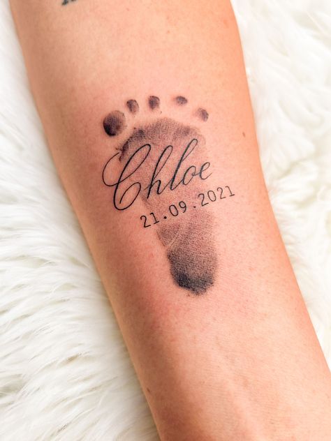 Newborn Handprint Tattoo Ideas, Baby Handprint Tattoo Ideas, Tattoo For New Baby, Baby Boy Tattoo Ideas For Dad, Baby Footprint Tattoo For Dad, Baby Foot Tattoos For Moms, Baby Foot Print Tattoo Ideas, Tattoo Ideas For Baby Girl, Baby Footprint Tattoo Ideas For Mom