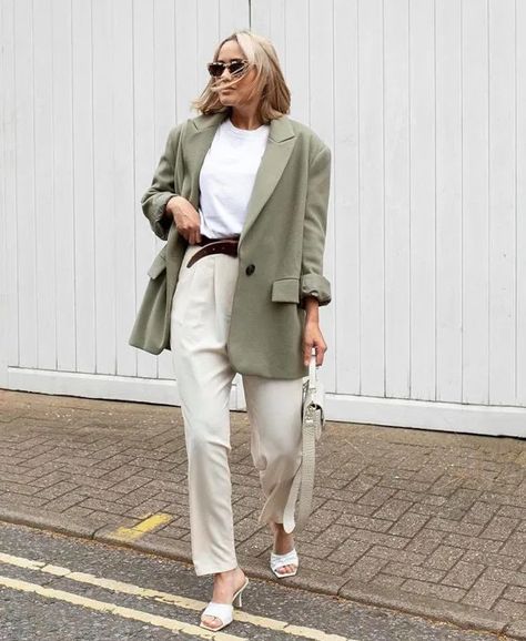 How To Style Oversized Blazers This Fall | Fashionisers© - Part 3 Khaki Color Outfits For Women, Oversized Green Blazer Outfit, Linen Blazer Street Style, Khaki Oversized Blazer, Women Kakhi Blazer Outfit, Khaki Linen Blazer Outfit, Oversized Khaki Blazer Outfit, Green Linen Blazer Outfit, How To Style Blazer