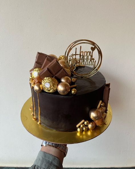 Best Chocolate Cake Design, Designer Cake For Men, All Chocolate Cake Decorations, Idea Cake For Men, Mens Chocolate Birthday Cake, Foodie Cake Design, Cakes For Man Birthday, Chocolate Aesthetic Cake, Chocolate Birthday Cake Decoration Ideas