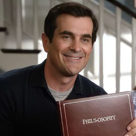 Modern Family Phil, Ty Burrell, Phil Dunphy, Dont Trust People, Relatable Characters, Closer To The Sun, Family Doctors, Family Funny, Face Expressions