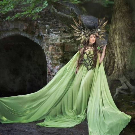 Fairy Dress Aesthetic, Forest Dress, Fairytale Photoshoot, Fairy Photoshoot, Forest Green Dresses, Foto Top, Fairytale Photography, Glam Photoshoot, Green Gown