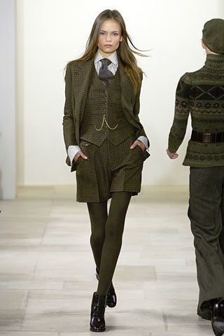 Ralph Lauren Fall 2006 Ready-to-Wear Collection Photos - Vogue Woman In Suit, Women In Suits, Ralph Lauren Fall, Ralph Lauren Style, Ralph Lauren Collection, Winter Mode, Look Vintage, Peaky Blinders, Suit Fashion