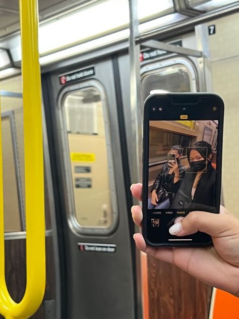 City Pics Instagram, Subway Train Photoshoot, Phone Selfie Aesthetic, Sf Photoshoot Ideas, Train Photoshoot Aesthetic, Metro Photoshoot Aesthetic, Metro Photoshoot Ideas, Train Pose Ideas, Subway Photoshoot Aesthetic