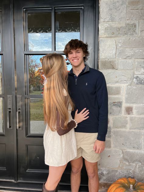 cute thanksgiving outfit and pose with boyfriend Thanksgiving Poses For Couples, Thanksgiving Couples Pictures, Couples Thanksgiving Pictures, Thanksgiving Outfit Couple, Thanksgiving With Boyfriend, Couple Thanksgiving Pictures, Thanksgiving Aesthetic Family, Thanksgiving Couple Pictures, Thanksgiving Poses