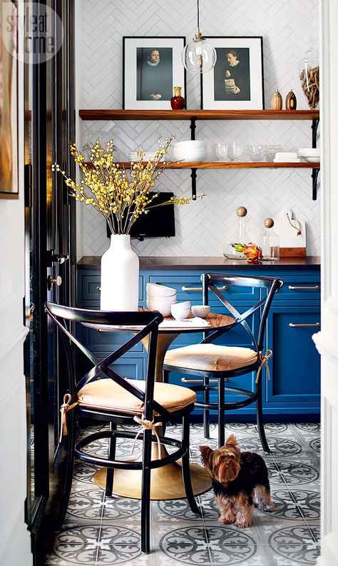 Parisian Kitchen, Bistro Kitchen, Parisian Bistro, Bistro Style, Kitchen Decor Apartment, Blue Cabinets, French Bistro, Style Deco, Dining Nook