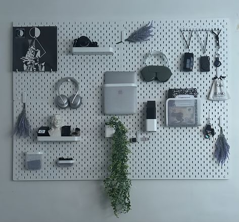 Ikea Pegboard Ideas Bedroom, Ikea Pegboard Boys Room, Peg Board Bedroom Ideas, Ikea Pegboard Organization, Pegboard Design Ideas, Ikea Desk Pegboard, Pegboard Room Decor, Pegboard Ikea Ideas, Peg Board Bedroom