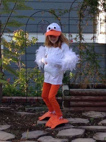 Creating a Duck Costume for Kids - Kristibug Diy Charlottes Web Costumes, Diy Goose Costume, Duck Costume For Kids, Duckling Costume, Charlotte Web Costume, Duck Halloween Costume, Farm Animal Costumes, Goose Costume, Shrek Jr