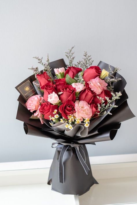 Flowers 🌺 on Twitter: "… " Flower Bookey Ideas, Beautiful Rose Flowers Bouquets, Luxury Flowers Roses, Black Flowers Bouquet, Standing Bouquet, Rose Bouquet Gift, Graduation Money Bouquet, Money Rose Bouquet, Flower Bouquet Gift